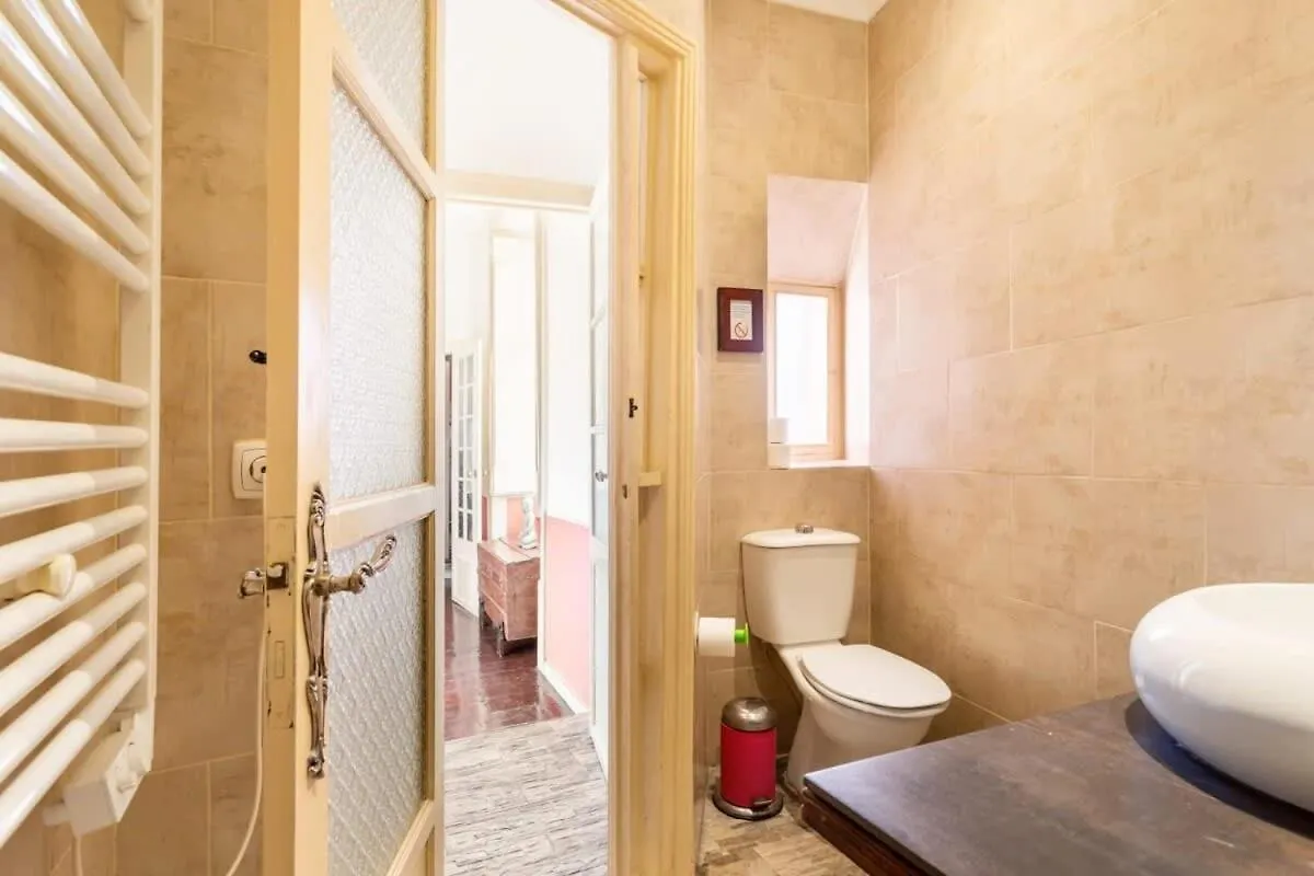 Explore Lisbon From An Artistic Alfama Home Διαμέρισμα