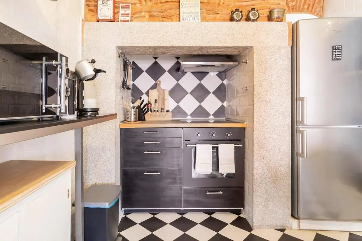 Explore Lisbon From An Artistic Alfama Home Διαμέρισμα