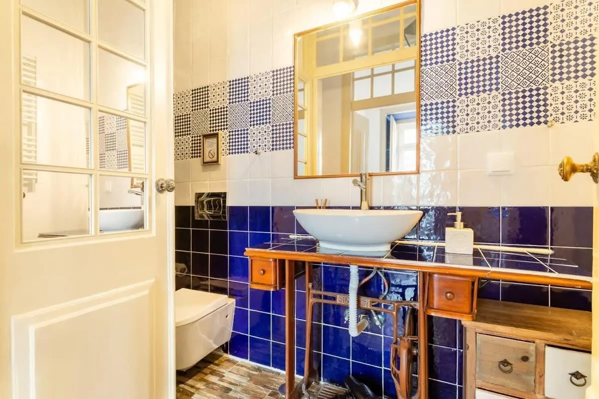 Explore Lisbon From An Artistic Alfama Home Πορτογαλία